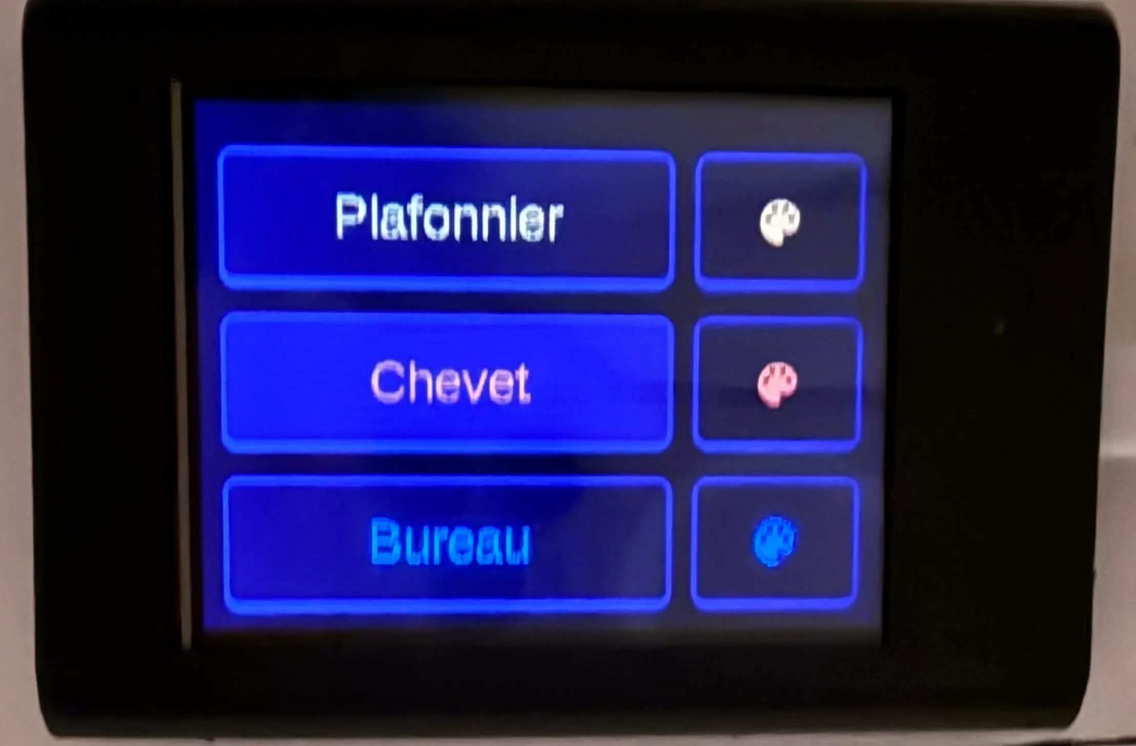 Écran CYD affichant les trois boutons Plafonnier, Chevet et Bureau