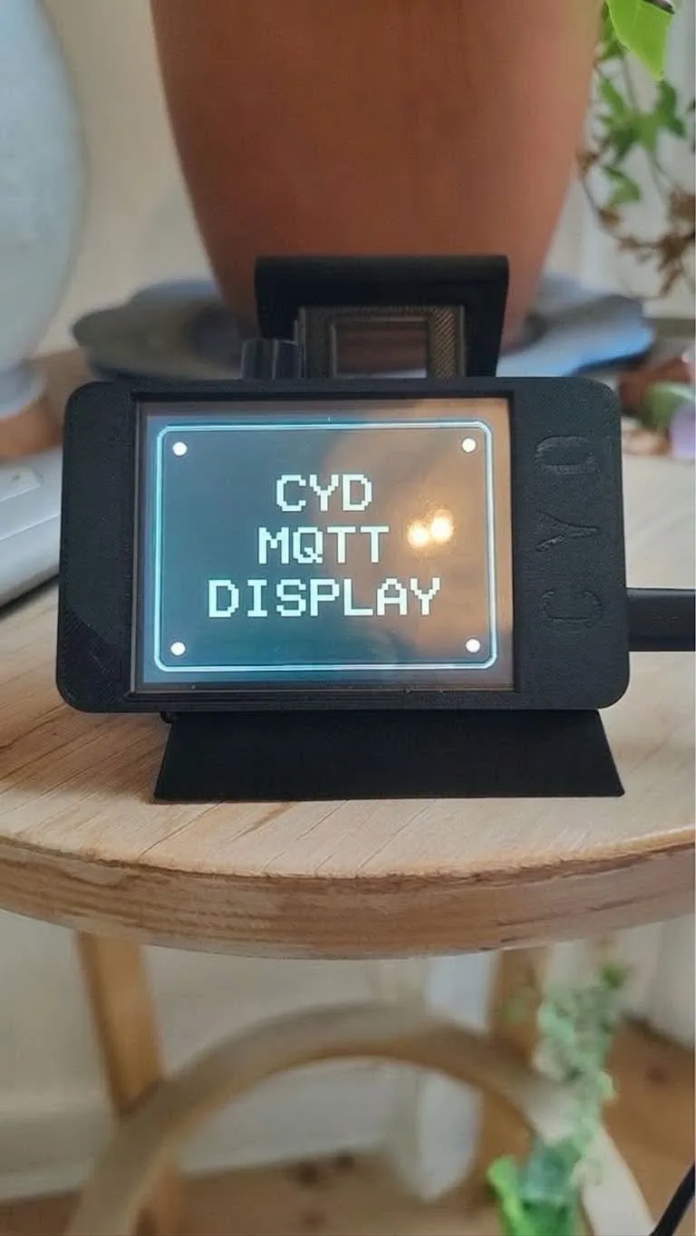Écran CYD assemblé, affichant le texte « CYD MQTT DISPLAY »